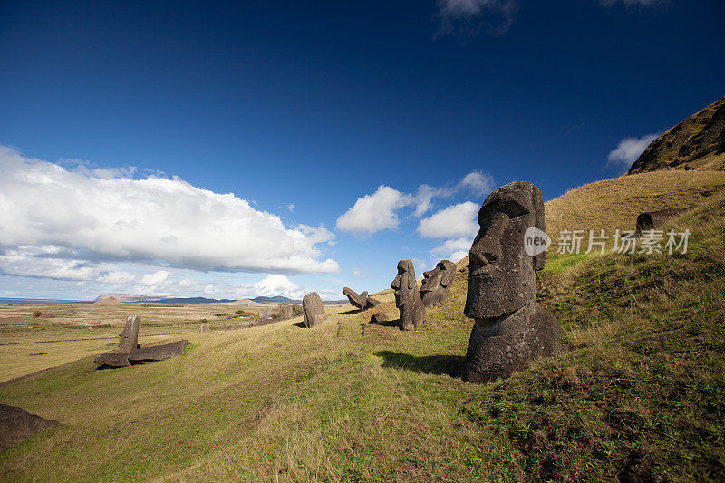 Rano Raraku 上的摩艾石像